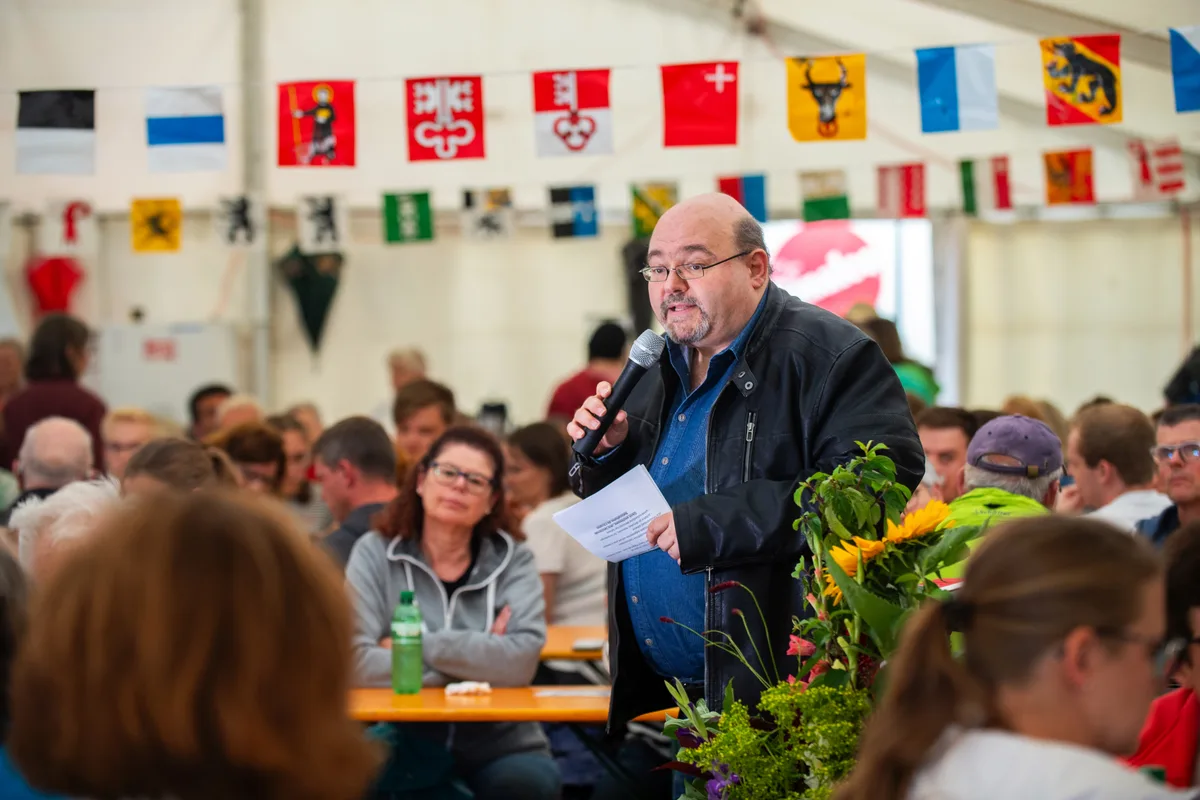 Der Wetziker Stadtpräsident Pascal Bassu spricht im geschmückten Festzelt.